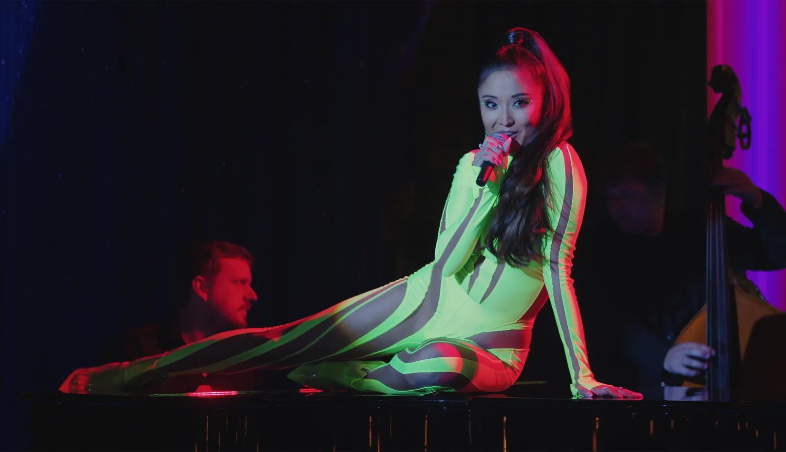 Mindy usa um body Mugler e leggings em espiral. Foto: Cortesia da Netflix