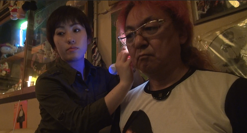 アトムマスターの耳掃除中