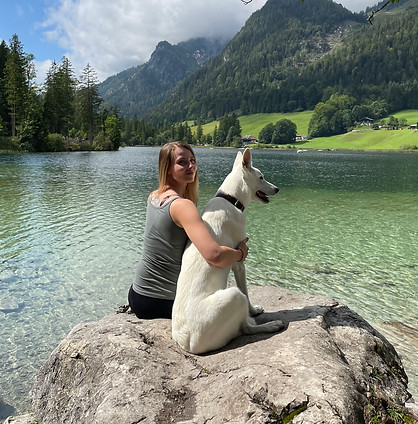 Mein Hund und ich sitzen auf einem Stein in Bayern am Hintersee