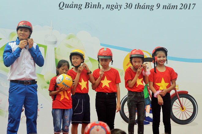 lý do tại sao nên đội mũ bảo hiểm cho trẻ em