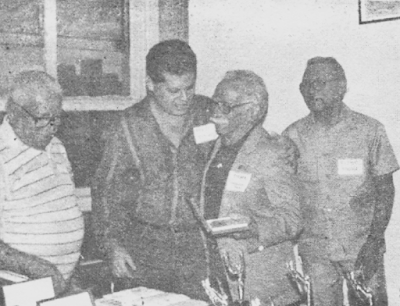 Gilberto sendo homenageado pela LABRE/RJ em 1991 (o primeiro à esquerda é Carneiro, PY1CC)