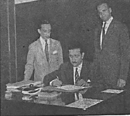 Gilberto Penna (à esquerda), S. Reis da Silva (sentado) e A. Portella (à direita). Foto de 1945