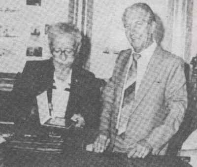 Gilberto (à esq) recebendo homenagem de V. Machado (PY2EHV), fundador da Electril, em 1987