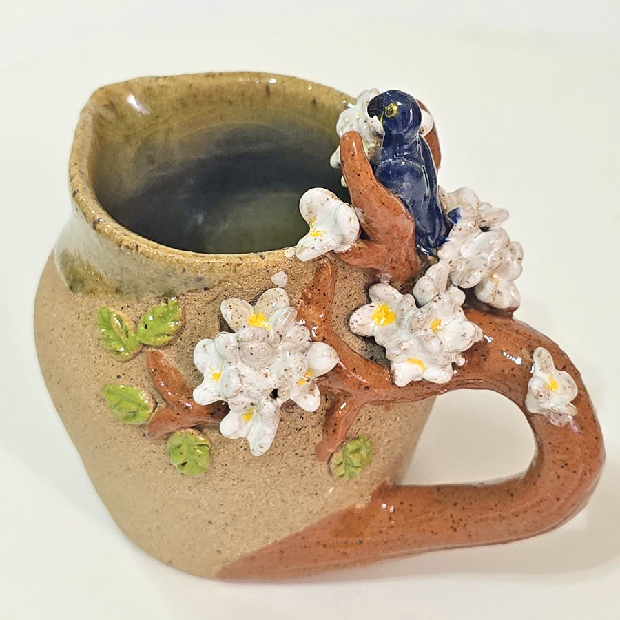 Jarrinho leiteira Arara Azul no ipê branco