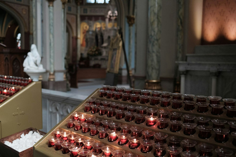 Candele votive accese in chiesa per il rituale di Sant'Antonio per trovare l'amore