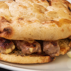 Cevapi mit Ajvar, ein Rezept aus Bosnien-Herzegowina