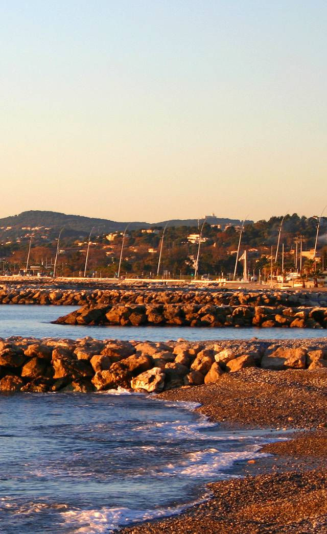 Plage de galets à Cagnes-sur-Mer