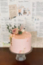 Torte mit Trockenblumen