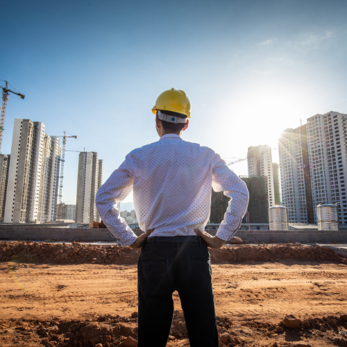 Ingeniero con obra en proceso