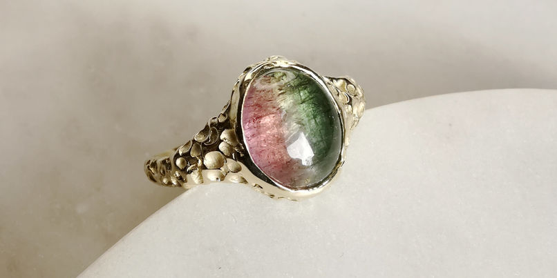 organisch handgemaakt geelgouden ringen saffier saffieren parel parels edelstenen goudsmid goud sieraad sieraden mooi edelsmid trouwring verlovingsring diamant uniek 