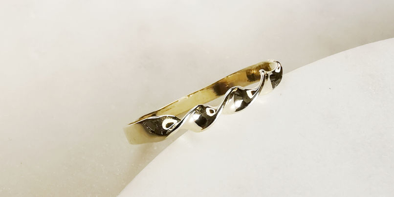 organisch handgemaakt geelgouden ringen saffier saffieren parel parels edelstenen goudsmid goud sieraad sieraden mooi edelsmid trouwring verlovingsring diamant uniek 