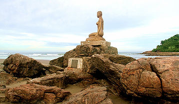 monumento-mulheres-de-areia-praia-pescadores