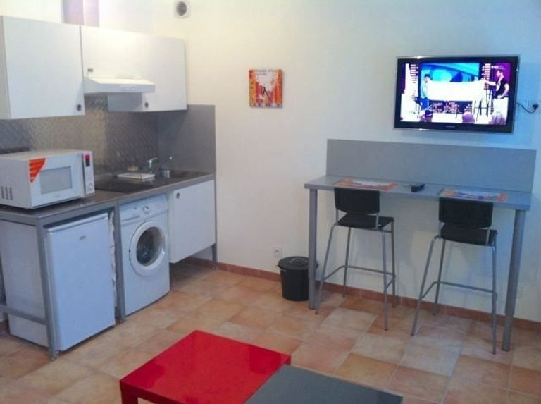 Séjour décoré et équipé , Tv, Canapé Lit , Armoire , Table Basse Appartement location meublé vacances. Appartement location meublé étudiant. Appartement location meublé curiste. Appartement location meublé à la semaine. Marseille Capitale européenne de la Culture.