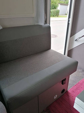 Du siehst hier eine Sitzbank im Wohnmobil