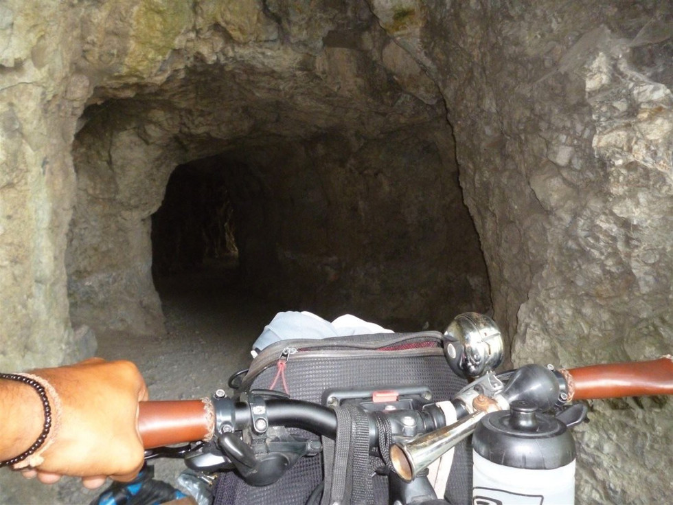 Une piste cyclable qui fait passer par ce tunnel, insolite