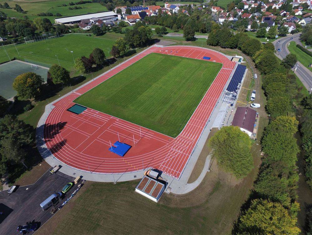 Das 2018 eingeweihte, neue kombinierte Leichtathletik- und Fußball-Stadion in Hechingen mit Hoch-, Wettsprung und Weitwurf-Anlagen nach internationalen Maßen, die sechsspurige Laufbahn ist allerdings (noch) nicht olympiatauglich. Foto: Stadt Hechingen; Plan-Konzept, Brackenheim