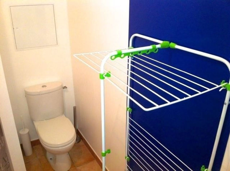 Salle de bains entièrement équipé , meuble lavabo, WC, Douche , sèche serviette , étendoir. Appartement location meublé vacances. Appartement location meublé étudiant. Appartement location meublé curiste. Appartement location meublé à la semaine. Marseille Capitale européenne de la Culture.