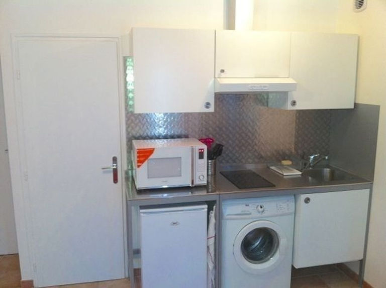 Coin cuisine entièrement équipé et accessoirisé avec machine à laver le linge. Appartement location meublé vacances. Appartement location meublé étudiant. Appartement location meublé curiste. Appartement location meublé à la semaine. Marseille Capitale européenne de la Culture.