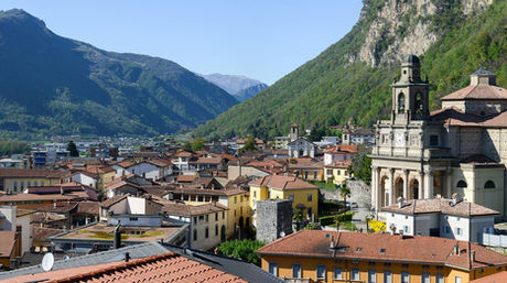 Vista panorâmica da cidade a partir de um táxi em Mendrisio.