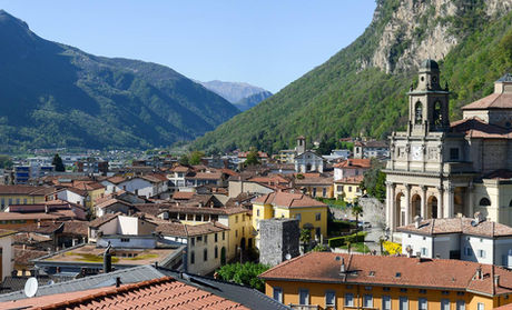 Vista panorâmica da cidade a partir de um táxi em Mendrisio.