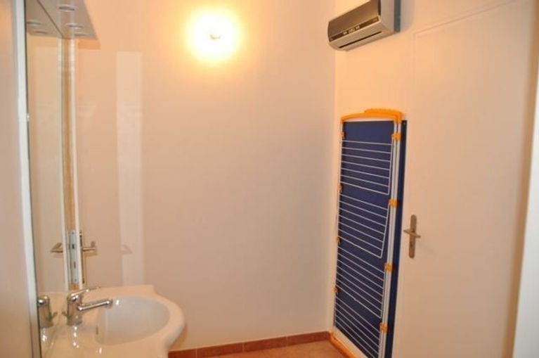 Salle de bains entièrement équipé , meuble lavabo, WC, Douche , sèche serviette , étendoir. Appartement location meublé vacances. Appartement location meublé étudiant. Appartement location meublé curiste. Appartement location meublé à la semaine. Marseille Capitale européenne de la Culture.
