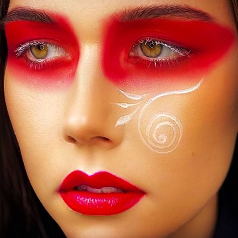 Porträt einer Frau mit kreativem Make-up – Rotes, verblendetes Augen-Make-up mit weißen Verzierungen