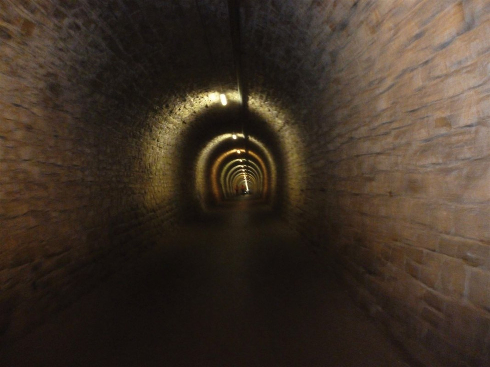 Passage tunnel en Slovénie, voie cyclable uniquement qui traverse une montagne !