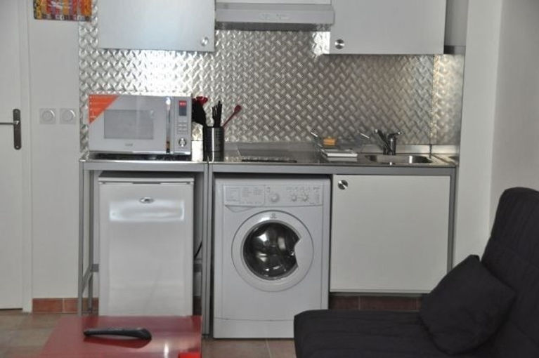 Coin cuisine entièrement équipé et accessoirisé avec machine à laver le linge. Appartement location meublé vacances. Appartement location meublé étudiant. Appartement location meublé curiste. Appartement location meublé à la semaine. Marseille Capitale européenne de la Culture.