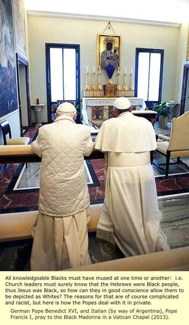 2 Papes François 1er et Benoit 16 priant la Vierge noire dans une chapelle du Vatican 2013 