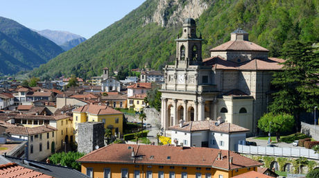 Vista panorâmica de Mendrisio com a igreja e as montanhas.