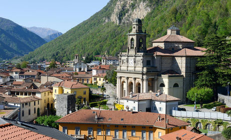 Vista panorâmica de Mendrisio com a igreja e as montanhas.