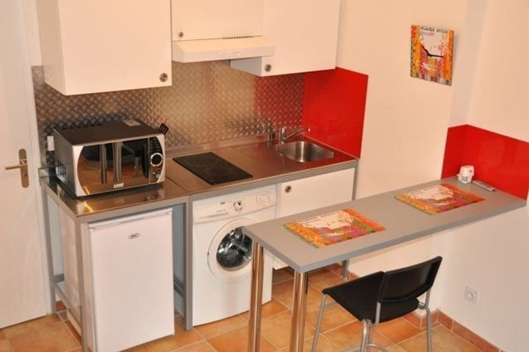 Coin cuisine entièrement équipé et accessoirisé avec machine à laver le linge. Appartement location meublé vacances. Appartement location meublé étudiant. Appartement location meublé curiste. Appartement location meublé à la semaine. Marseille Capitale européenne de la Culture.