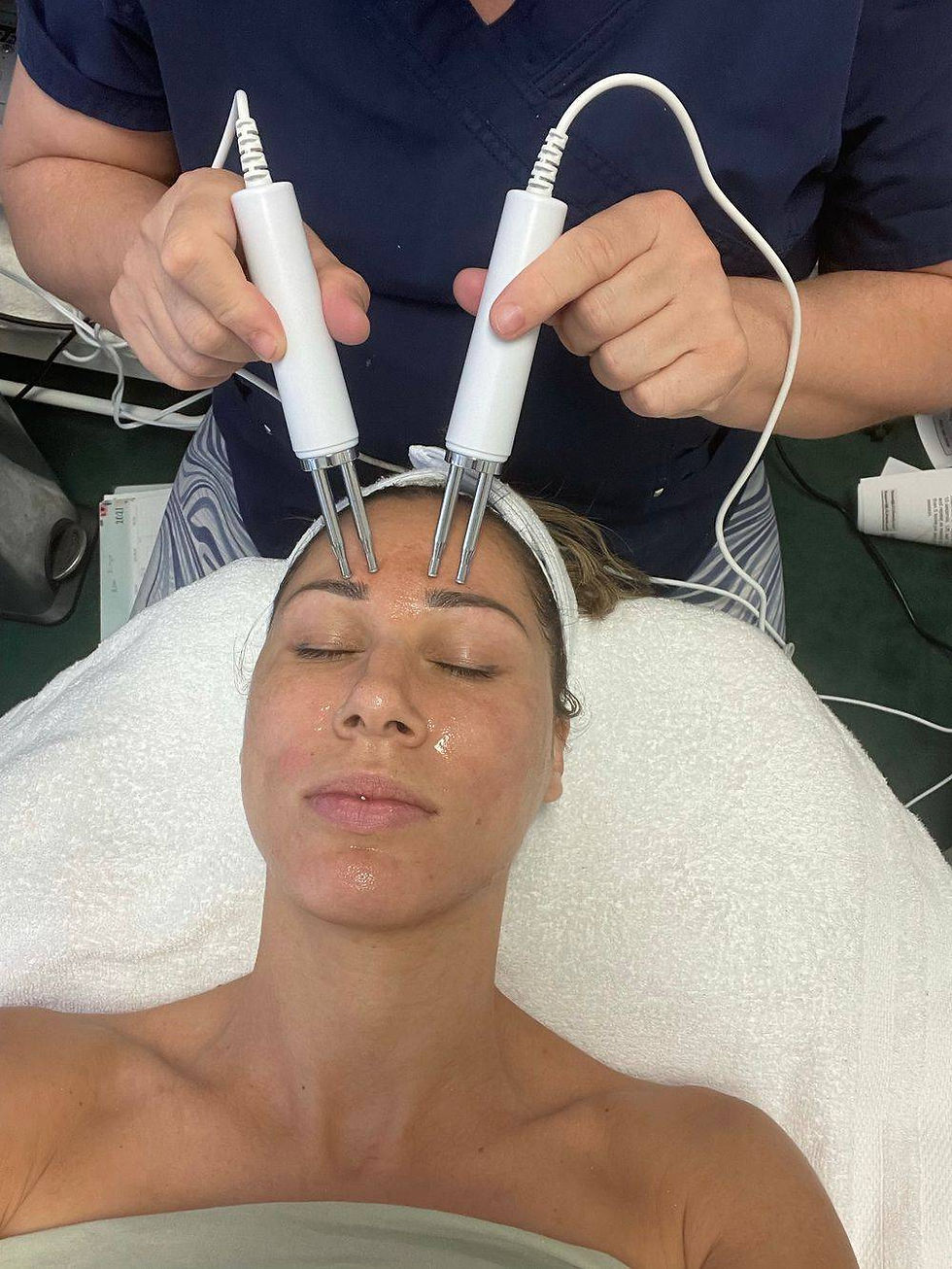 Microcurrent Eye Lifting Treatment