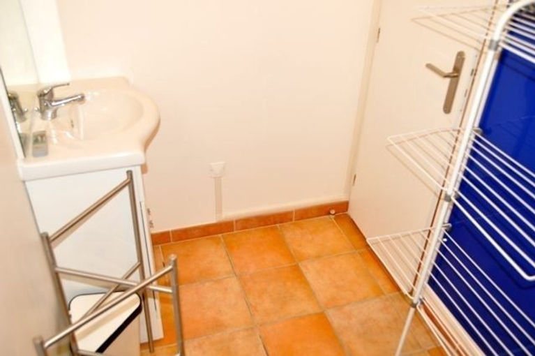 Salle de bains entièrement équipé , meuble lavabo, WC, Douche , sèche serviette , étendoir. Appartement location meublé vacances. Appartement location meublé étudiant. Appartement location meublé curiste. Appartement location meublé à la semaine. Marseille Capitale européenne de la Culture.