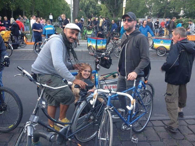 Au départ de la Critical Mass de Berlin, un coup de pompe!