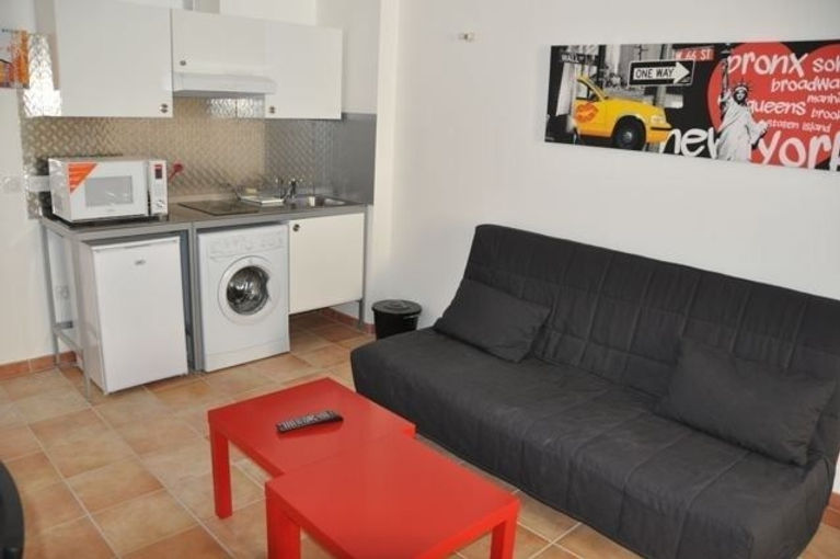Séjour décoré et équipé , Tv, Canapé Lit , Armoire , Table Basse Appartement location meublé vacances. Appartement location meublé étudiant. Appartement location meublé curiste. Appartement location meublé à la semaine. Marseille Capitale européenne de la Culture.
