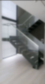 Escalier intérieur avec garde-corps en verre