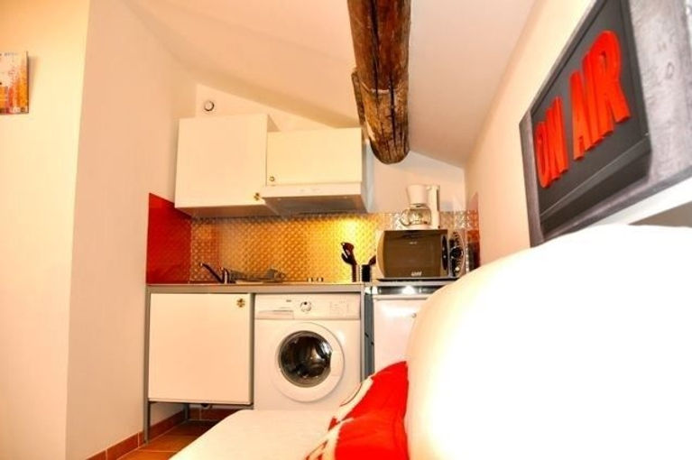 Séjour décoré et équipé , Tv, Canapé Lit , Armoire , Table Basse Appartement location meublé vacances. Appartement location meublé étudiant. Appartement location meublé curiste. Appartement location meublé à la semaine. Marseille Capitale européenne de la Culture.