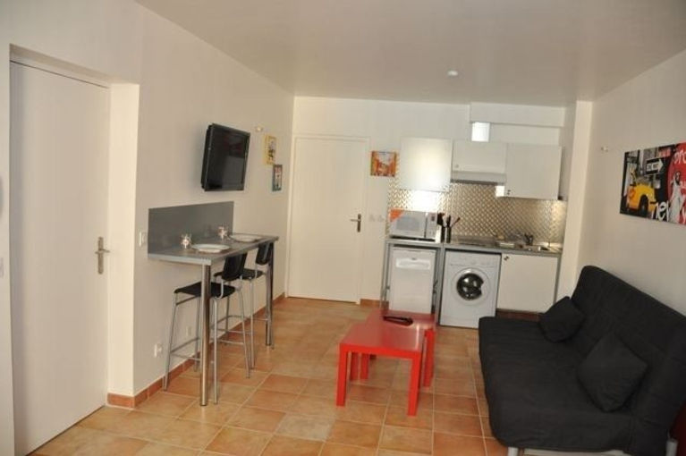 Séjour décoré et équipé , Tv, Canapé Lit , Armoire , Table Basse Appartement location meublé vacances. Appartement location meublé étudiant. Appartement location meublé curiste. Appartement location meublé à la semaine. Marseille Capitale européenne de la Culture.