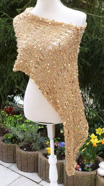 UNIKUM Iris Weinig ~ Cape beige mit goldenen Pailletten