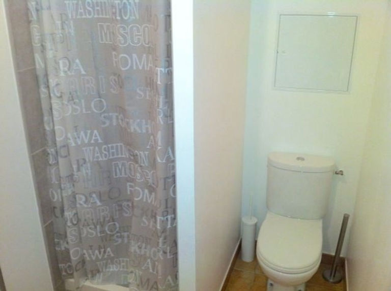 Salle de bains entièrement équipé , meuble lavabo, WC, Douche , sèche serviette , étendoir. Appartement location meublé vacances. Appartement location meublé étudiant. Appartement location meublé curiste. Appartement location meublé à la semaine. Marseille Capitale européenne de la Culture.