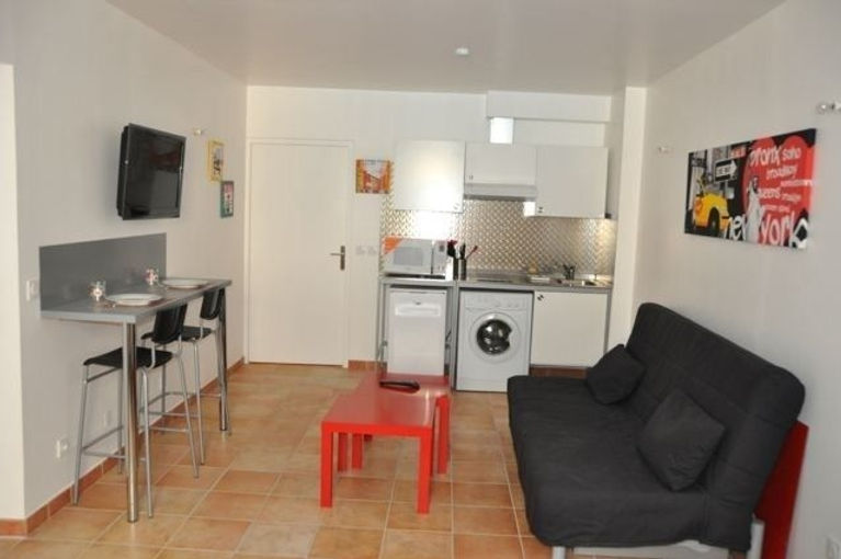 Séjour décoré et équipé , Tv, Canapé Lit , Armoire , Table Basse Appartement location meublé vacances. Appartement location meublé étudiant. Appartement location meublé curiste. Appartement location meublé à la semaine. Marseille Capitale européenne de la Culture.