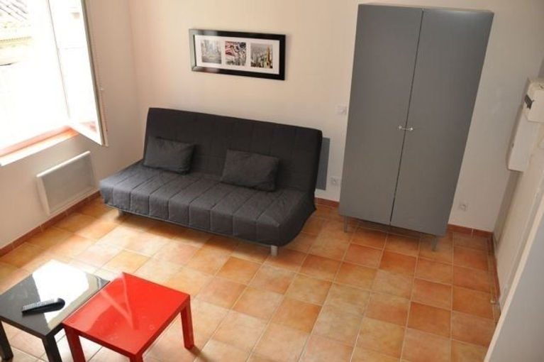 Séjour décoré et équipé , Tv, Canapé Lit , Armoire , Table Basse Appartement location meublé vacances. Appartement location meublé étudiant. Appartement location meublé curiste. Appartement location meublé à la semaine. Marseille Capitale européenne de la Culture.