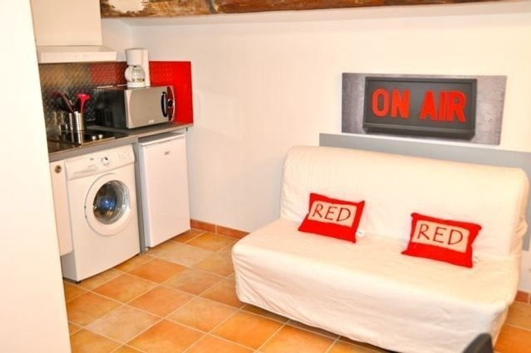 Séjour décoré et équipé , Tv, Canapé Lit , Armoire , Table BasseAppartement location meublé vacances. Appartement location meublé étudiant. Appartement location meublé curiste. Appartement location meublé à la semaine. Marseille Capitale européenne de la Culture.