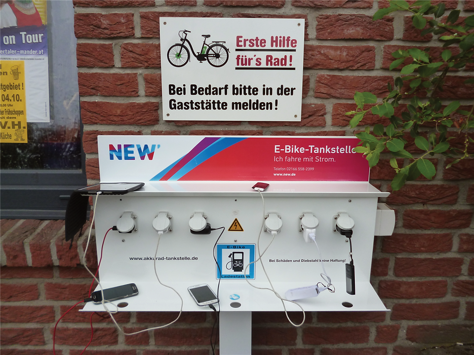 Charging phone,nos vélos son a l'eau et la bière !