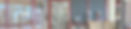 Panoramaansicht des Optikgeschäfts mit ausgestellten Brillen, Augenprufungraum und dem Verkaufstresen.