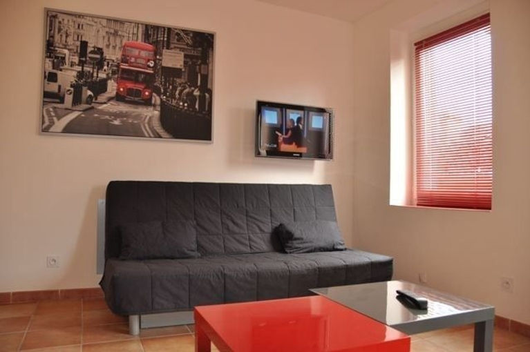 Séjour décoré et équipé , Tv, Canapé Lit , Armoire , Table Basse Appartement location meublé vacances. Appartement location meublé étudiant. Appartement location meublé curiste. Appartement location meublé à la semaine. Marseille Capitale européenne de la Culture.