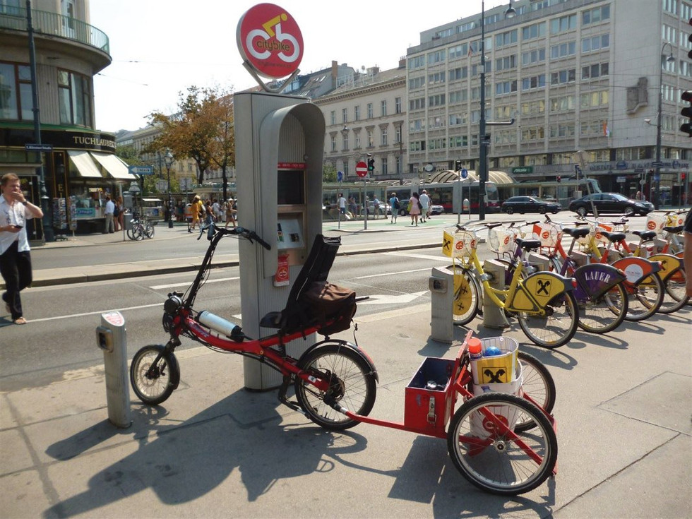 Un rare, le seul, atelier vélo mobile, celui de la ville de Vienne, vélo Decaux, et special le mecano utilise son vélo couché électrique pour son taff!