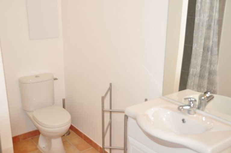 Salle de bains entièrement équipé , meuble lavabo, WC, Douche , sèche serviette , étendoir. Appartement location meublé vacances. Appartement location meublé étudiant. Appartement location meublé curiste. Appartement location meublé à la semaine. Marseille Capitale européenne de la Culture.