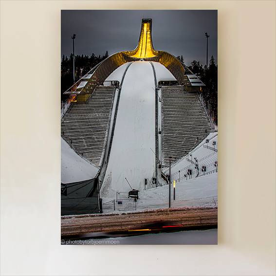 AX-TMO068A1-Holmenkollen om kvelden